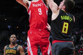 爱游戏网站 -里昂训练开放日，赛前门线救险引欢呼，德甲在即，控场能力受关注的简单介绍