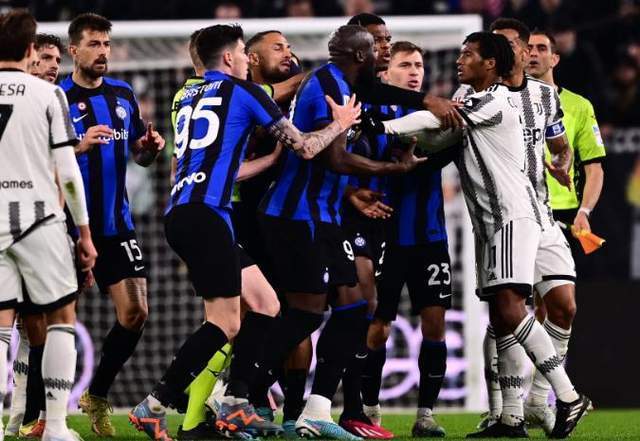 今夜体能课后，本菲卡临场应变备战意大利杯，更衣室稳定，更衣室氛围转暖(世界进入新的动荡变革期的挑战)