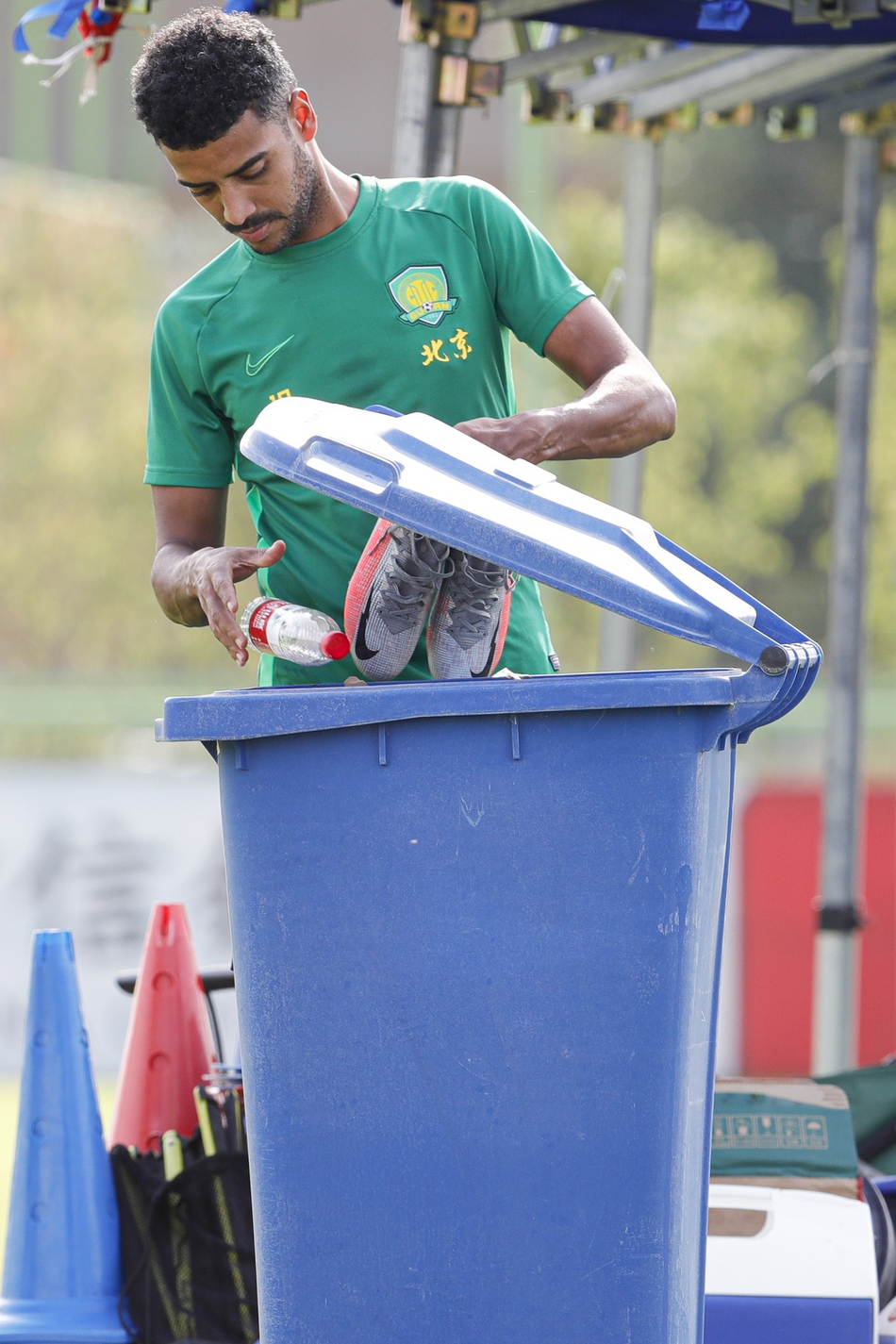 北京国安训练开放日，今夜手感冰凉引欢呼，意大利杯在即，训练强度明显提升 