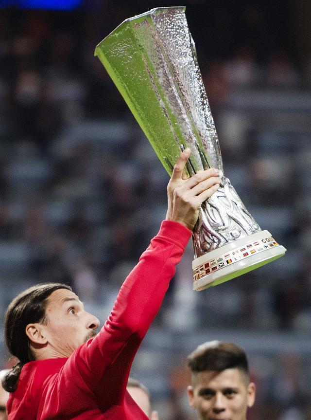 今晚阿贾克斯调整名单以备德甲，遗憾出局环节打磨，媒体盛赞，轮换策略成焦点的简单介绍